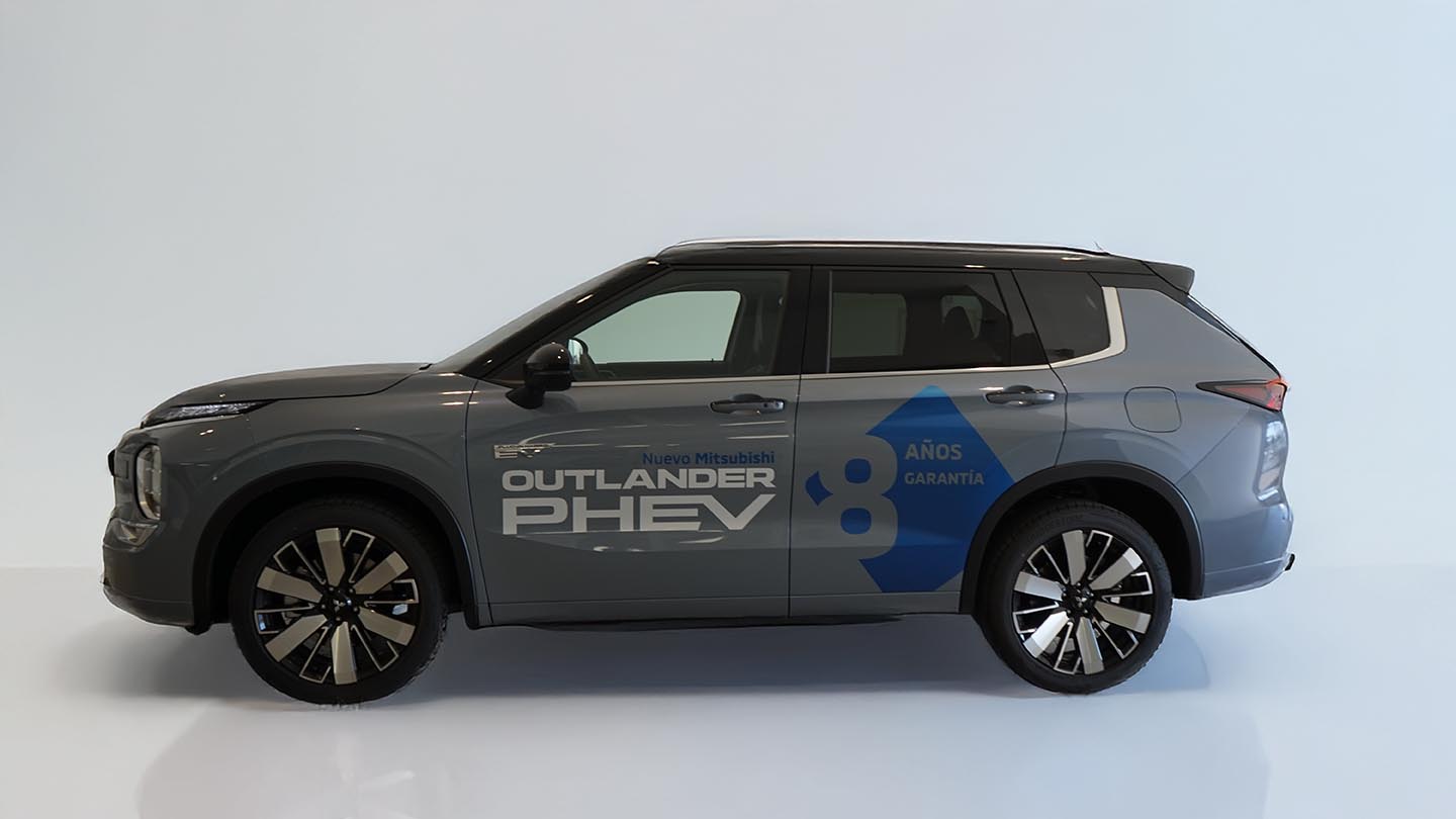 kilómetro cero Mitsubishi Outlander PHEV Kaiteki Plus gris con techo negro - imagen 1